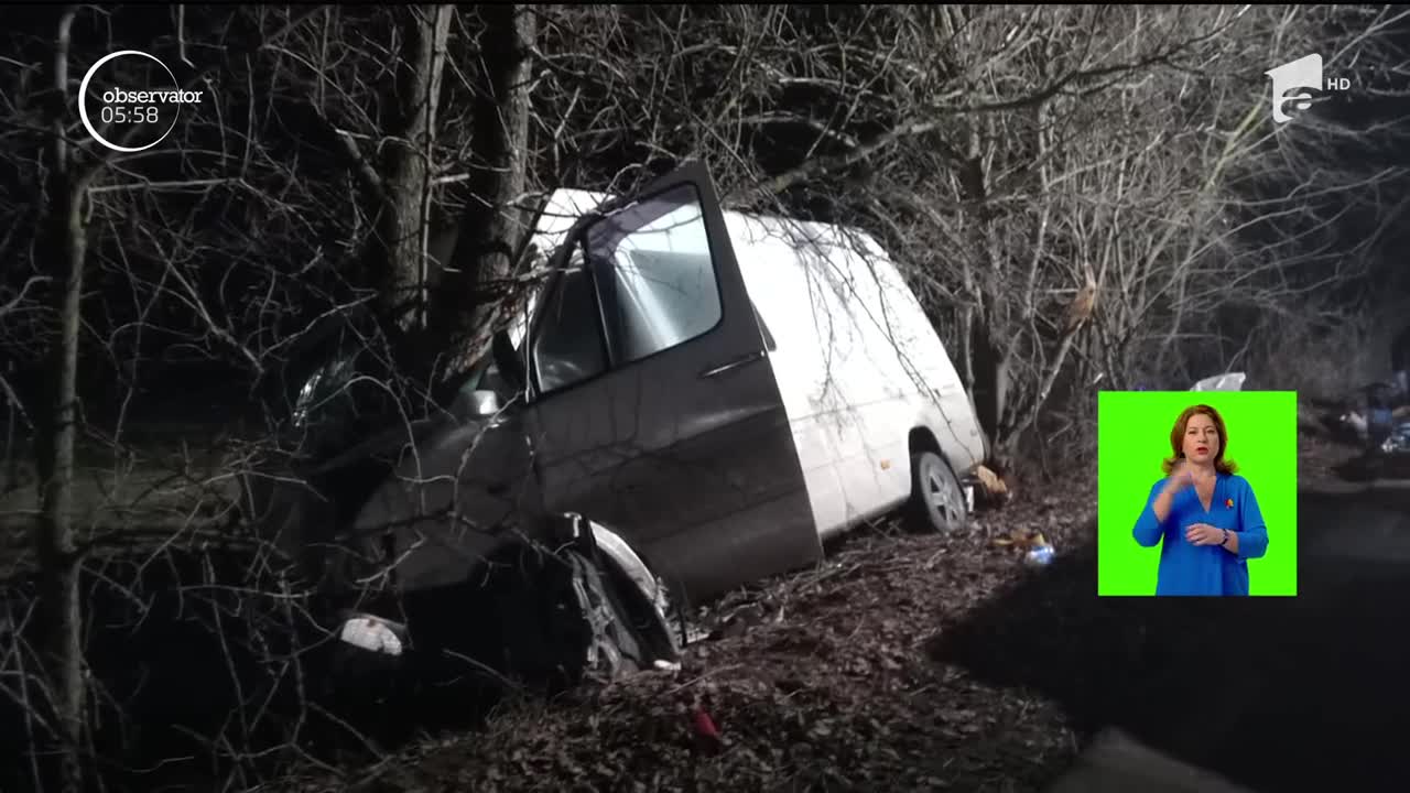 Tragedie &icirc;n judeţul Neamţ. Un microbuz s-a izbit de un copac de pe marginea drumului