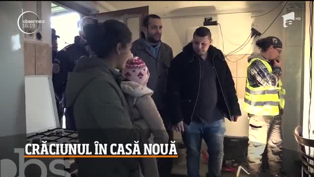 O fetiţă care abia a &icirc;mplinit un an are parte de primul ei brad de Crăciun, &icirc;ntr-o casă nouă!