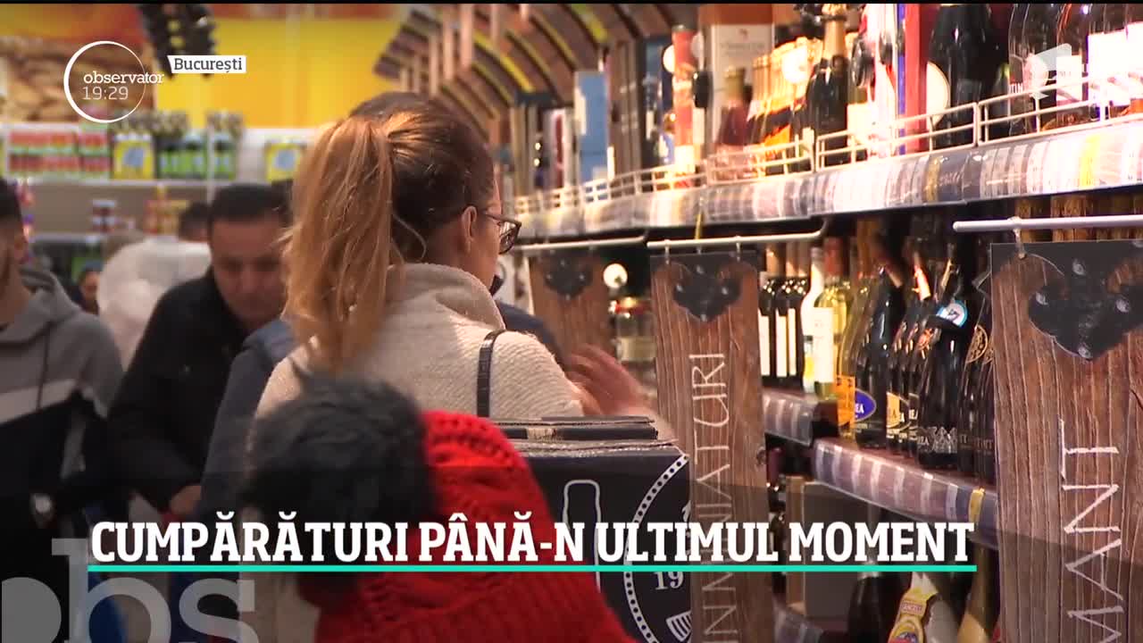 Rom&acirc;nii au făcut maraton de cumpărături chiar şi &icirc;n Ajunul Crăciunului. Magazinele au fost mai aglomerate ca oric&acirc;nd