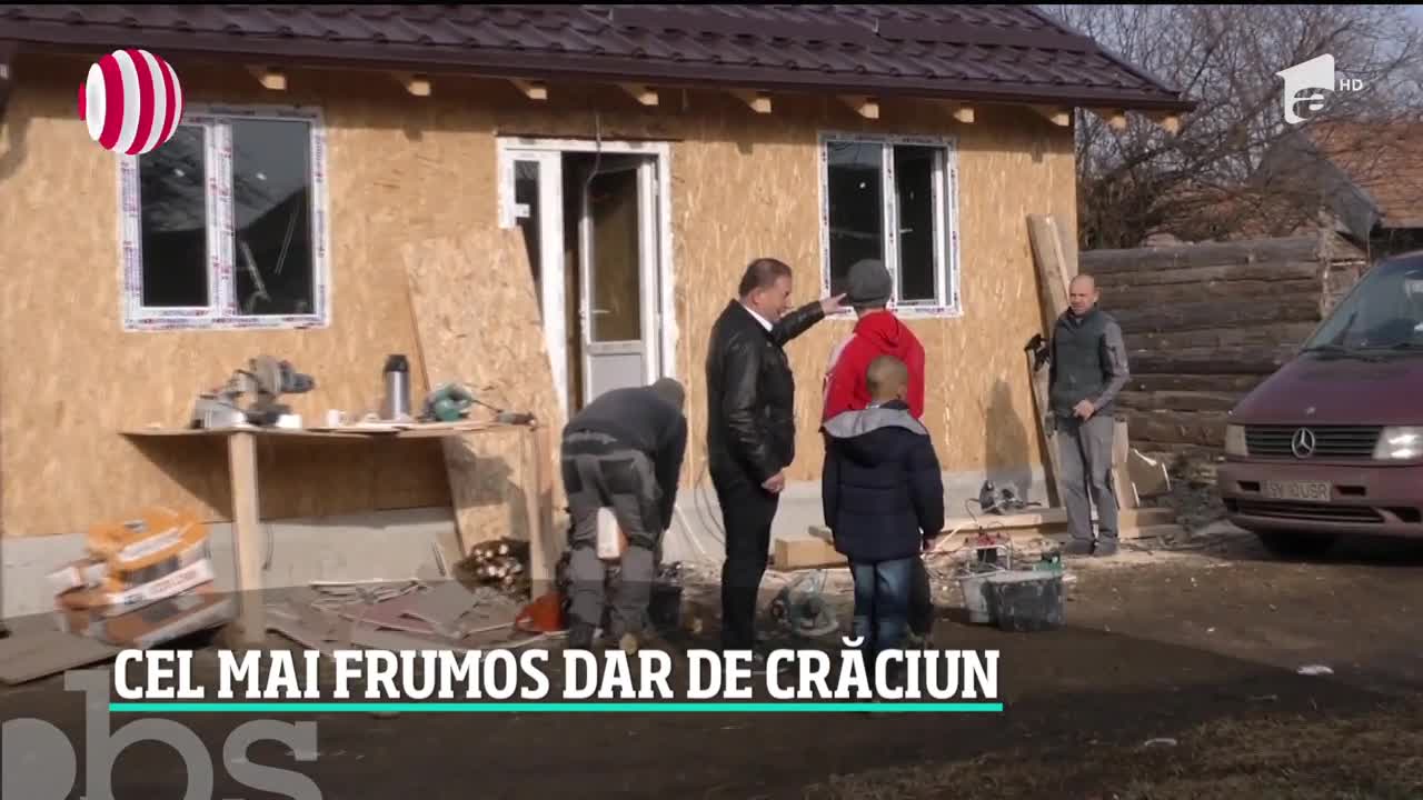 Doi tineri abia căsătoriţi au &icirc;mplinit visul unor copii de a avea o casă. Le-au oferit acestora darul de nuntă