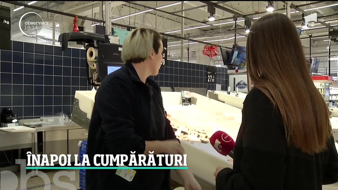 Rom&acirc;nii au &icirc;nceput anul &icirc;n cozi la supermarketuri. Au cumpărat fructe, legume şi peşte