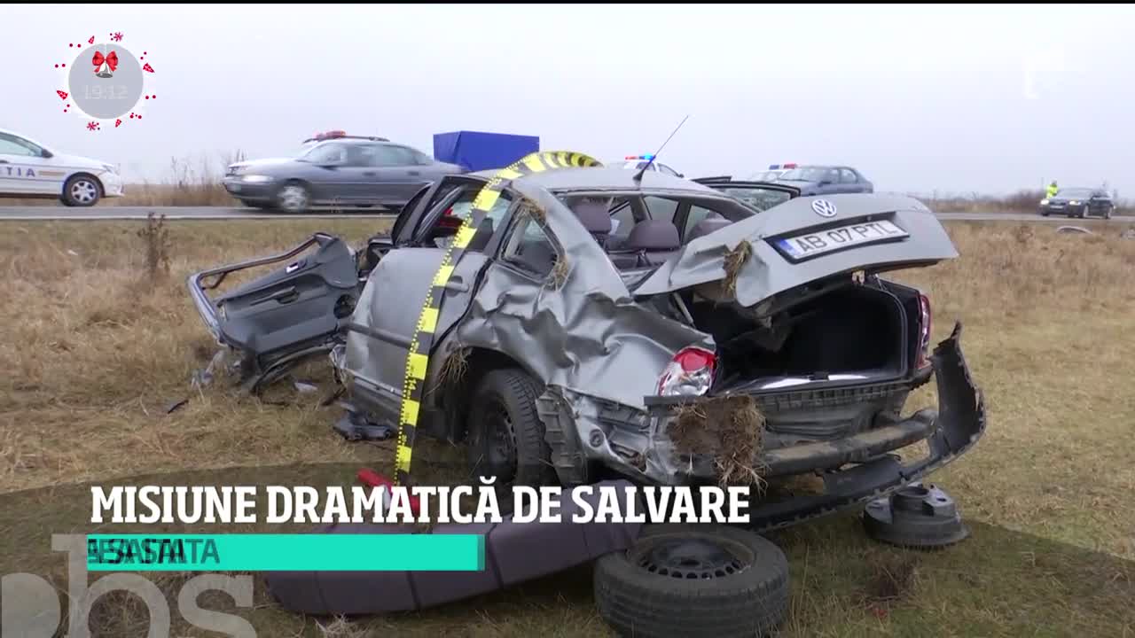 Un şofer a supravieţuit miraculos după ce mașina lui s-a izbit de un copac şi s-a răsturnat pe c&acirc;mp
