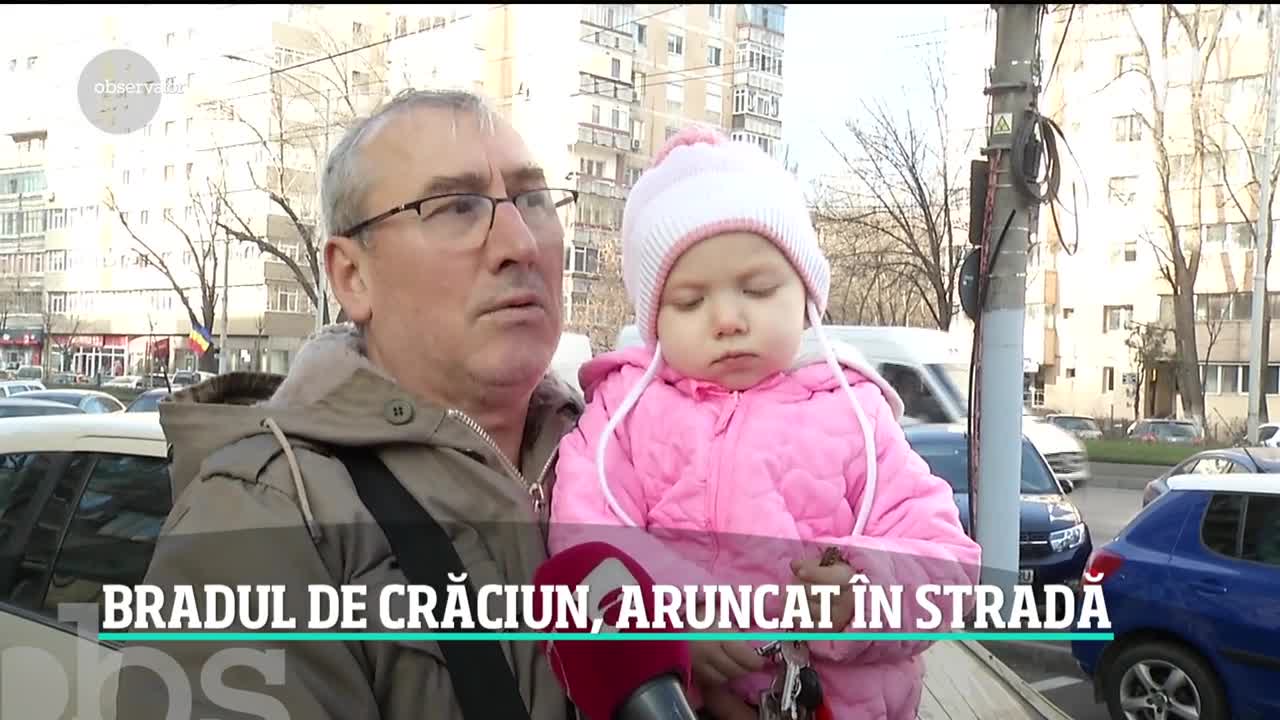 Bradul de Crăciun, aruncat la &icirc;nt&acirc;mplare &icirc;n stradă
