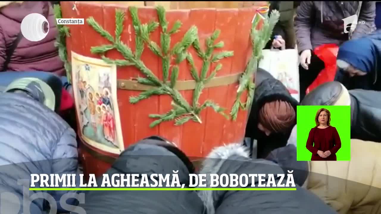 Sute de rom&acirc;ni s-au &icirc;nghesuit cu o zi &icirc;nainte la biserici, ca să ia aghiasmă
