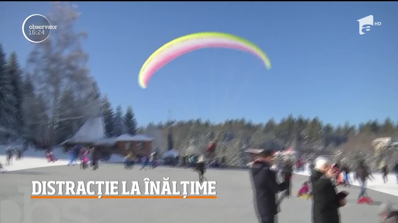 Distracție la &icirc;nălțime &icirc;n Poiana Brașov! Turiştii dornici de senzaţii tari zboară cu parapantele