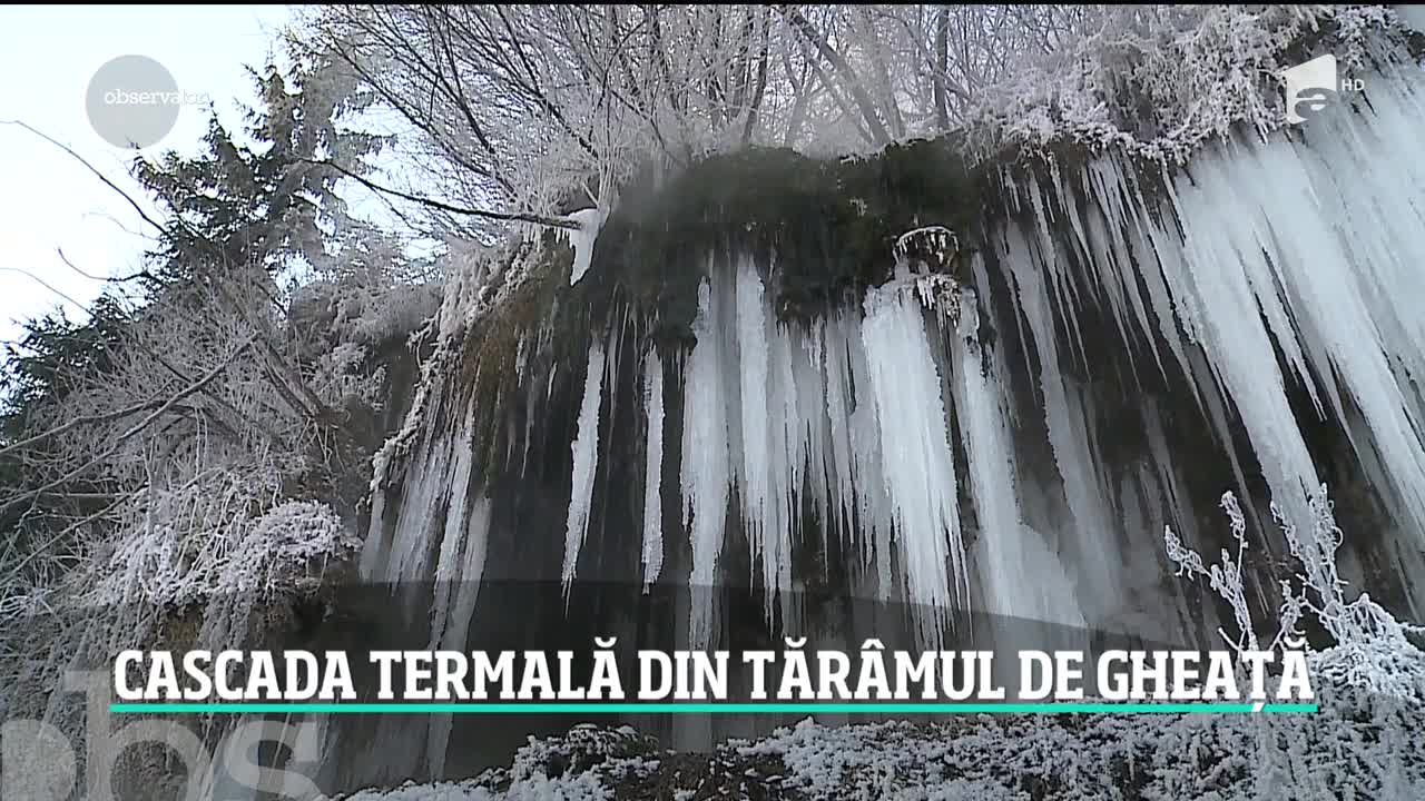 Cascada termală de la Toplița, monument al naturii unic. Apa se transformă în țurțuri la contactul cu aerul rece