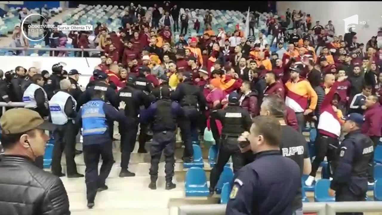 Un meci de handbal feminin s-a terminat cu o &icirc;ncăierare generală. Suporterii au &icirc;nceput scandalul