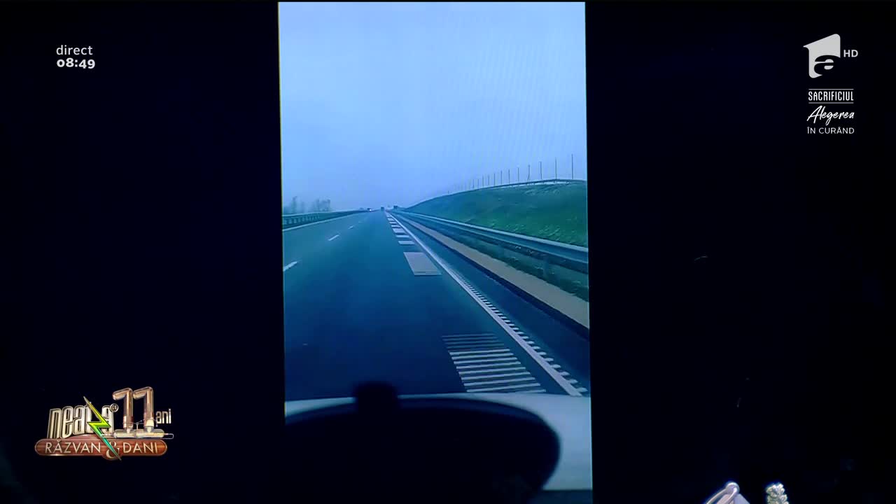 Smiley News - Neatza cu Răzvan și Dani. Autostrada care c&acirc;ntă și lăutarii din avion
