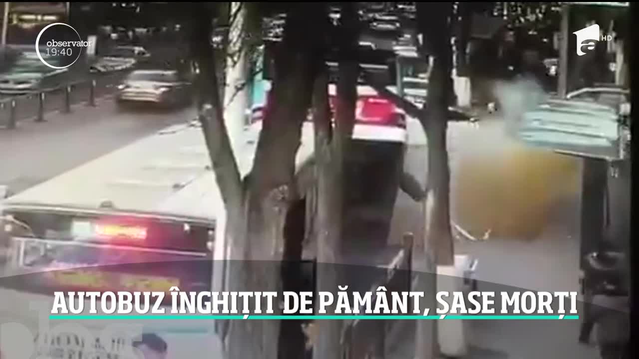 Un autobuz plin cu oameni a căzut din senin &icirc;ntr-un crater uriaş