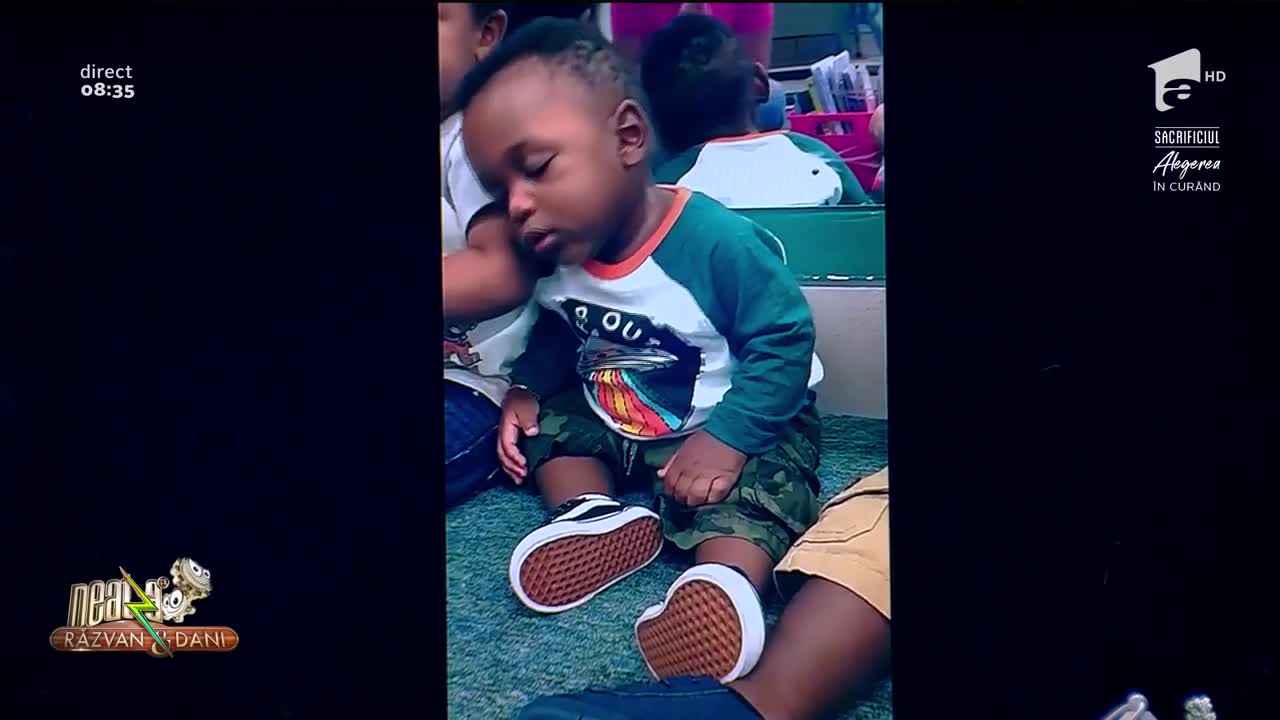 Smiley News - Neatza cu Răzvan și Dani. Copilași obosiți! Dorm &icirc;n orice poziție