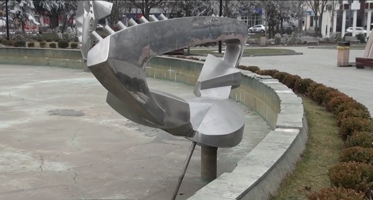 F&acirc;nt&acirc;na arteziană cinetică din Alba Iulia, &icirc;ntr-o stare destul de avansată de degradare