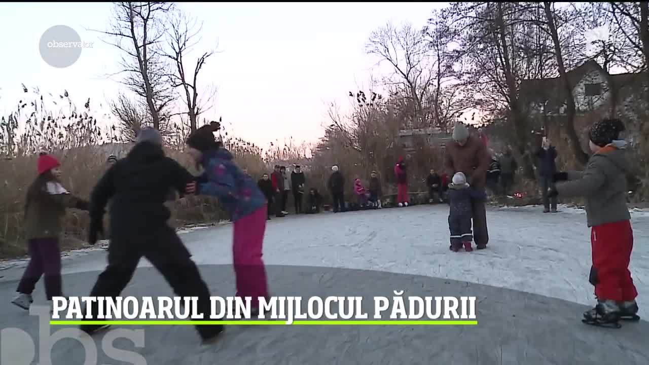 Patinoar natural pe sute de metri pătraţi, construit de pompieri &icirc;n mijlocul pădurii