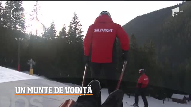 Un munte de voinţă! Un t&acirc;năr fara un picior este instructor de schi şi voluntar la Servicul Judeţean Salvamont din Hunedoara