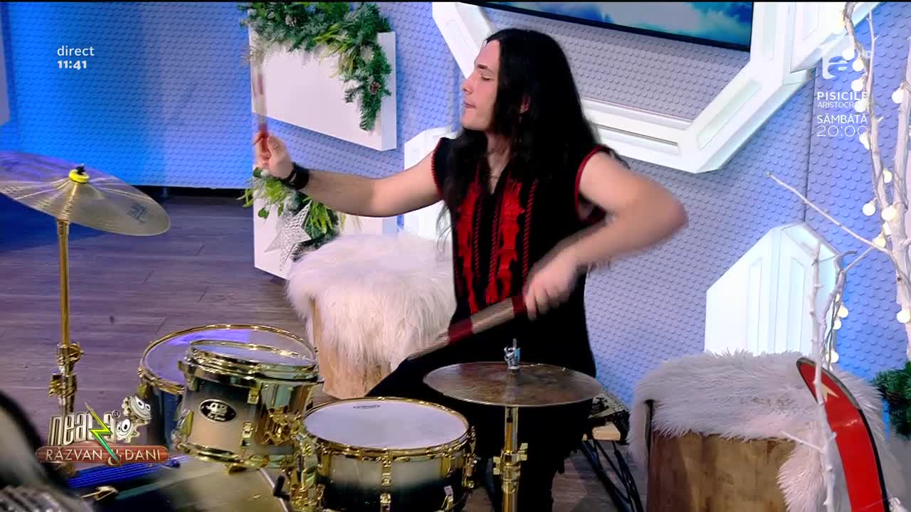 Neatza cu Răzvan și Dani. Phoenix c&acirc;ntă piesa Jocul