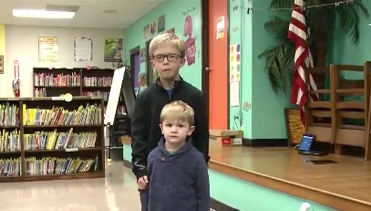 Copilul erou! Și-a salvat verişorul mai mic de la moarte după ce şi-a amintit o manevră de resuscitare dintr-un afiş