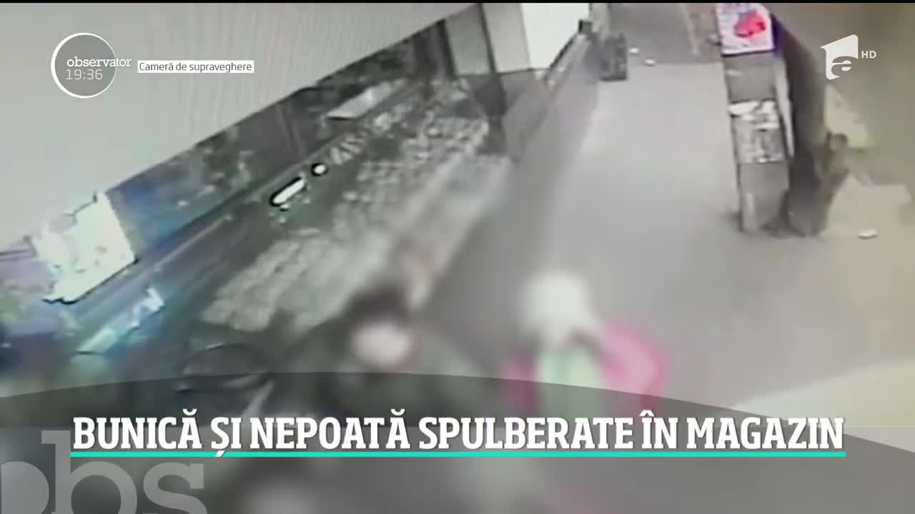 Imagini şocante arată cum o maşină scăpată de sub control intră &icirc;ntr-un magazin şi spulberă o bunică şi pe nepoata acesteia. Ambele au supravieţuit miraculos