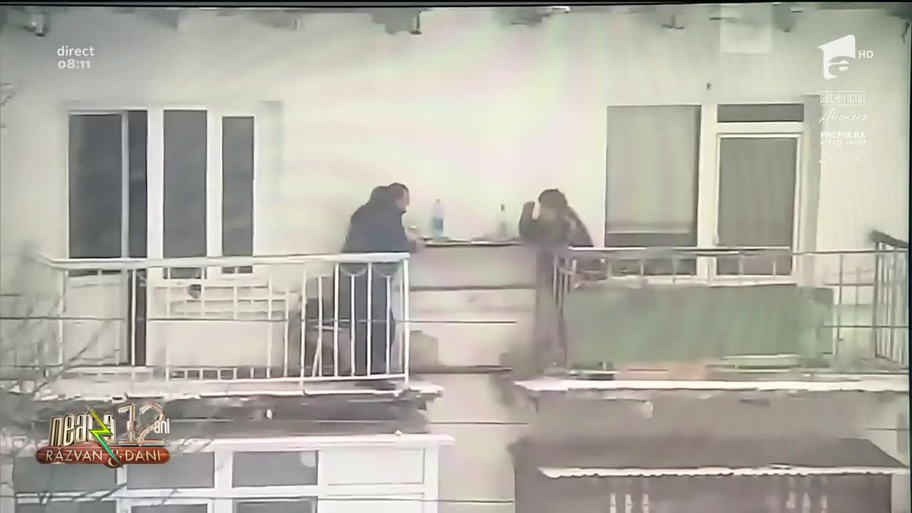 Smiley News - Neatza cu Răzvan și Dani. Prietenia dintre vecini, informarea de la avizier și cățelul jucăuș