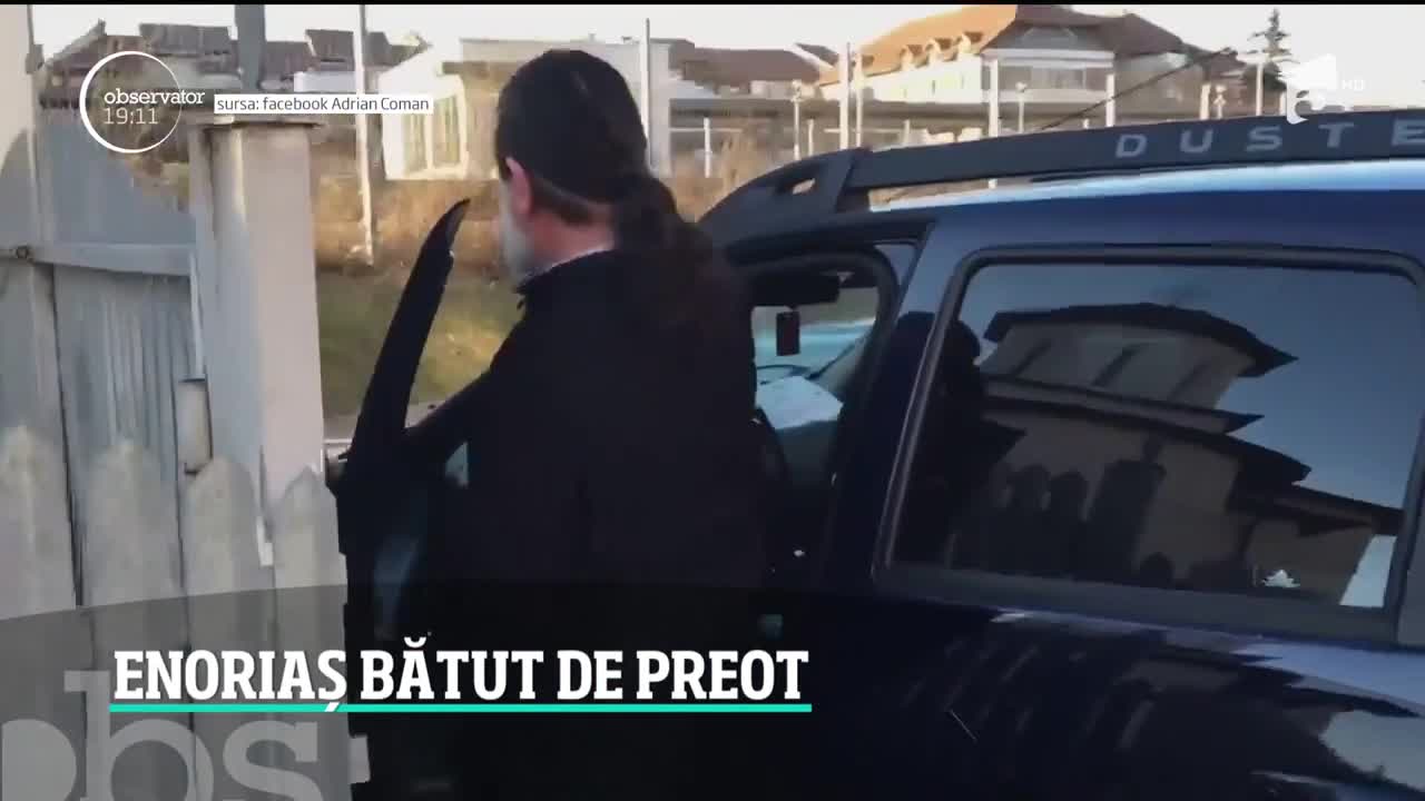 Un preot a fost filmat &icirc;n timp ce loveşte un enoriaş