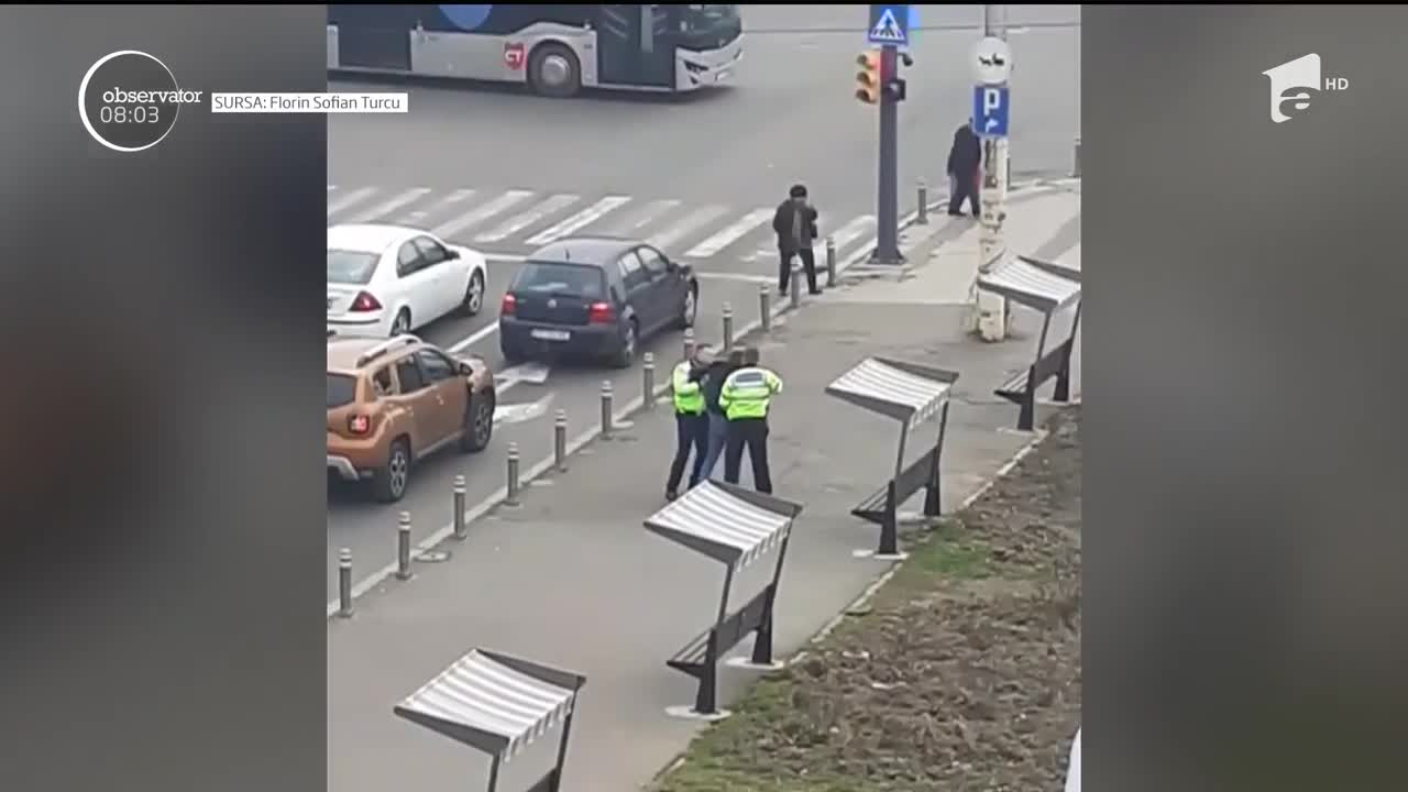 Imagini incredibile din Constanţa! Şapte poliţişti s-au luptat să &icirc;ncătuşeze un pieton
