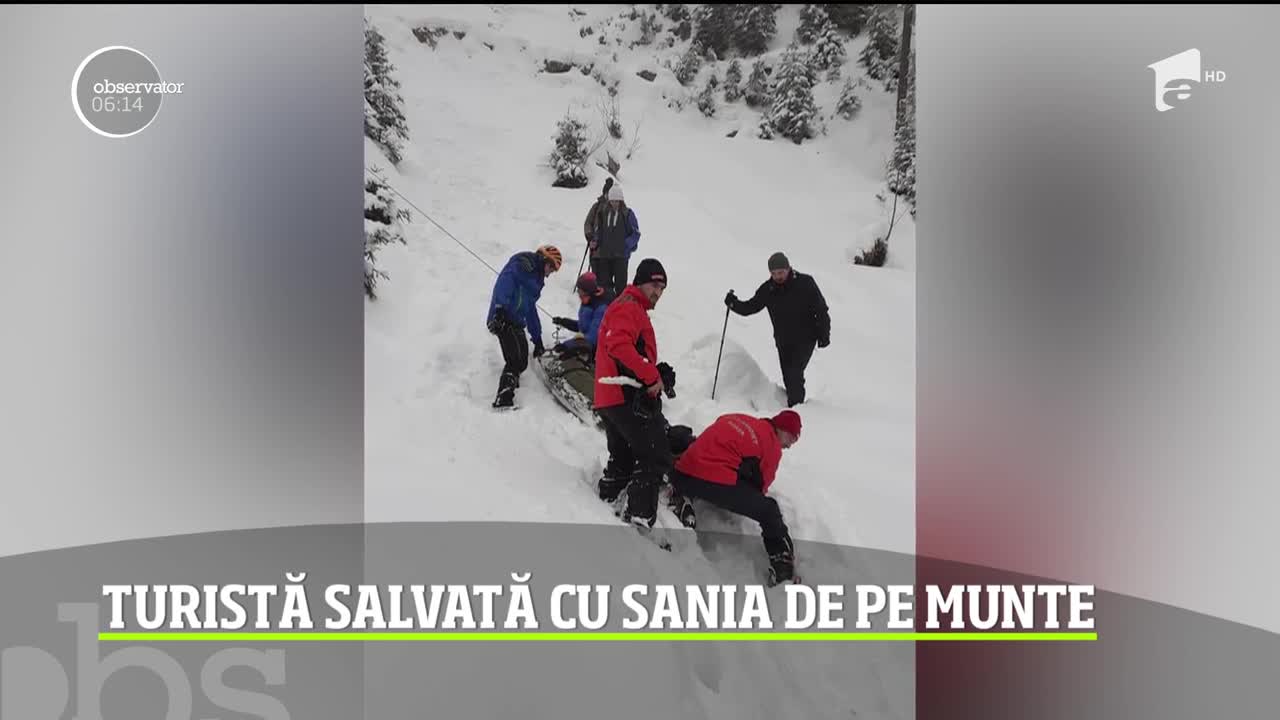 Turistă salvată cu sania de pe munte. Femeia a căzut &icirc;n gol, &icirc;n zona unei cascade din Munţii Rodnei