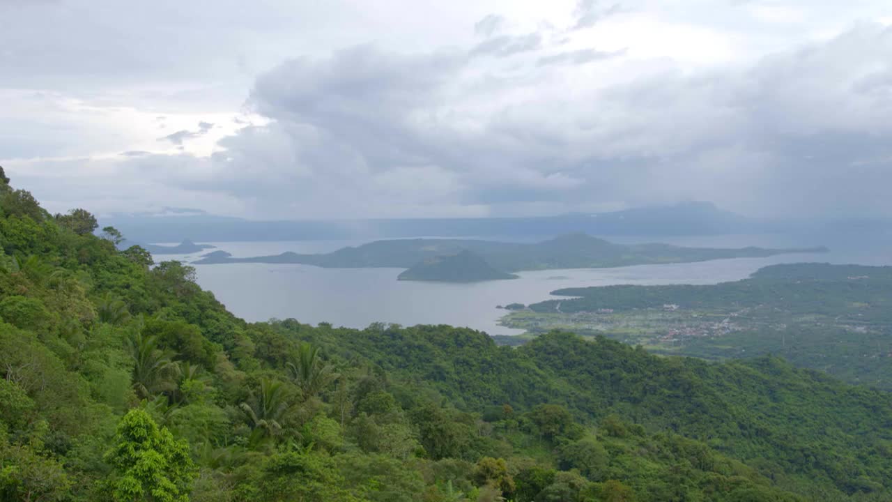 Vedetele au stat la coadă la croitorie! "I-au smuls din m&acirc;nă ce lucra pentru a le coase steagul"