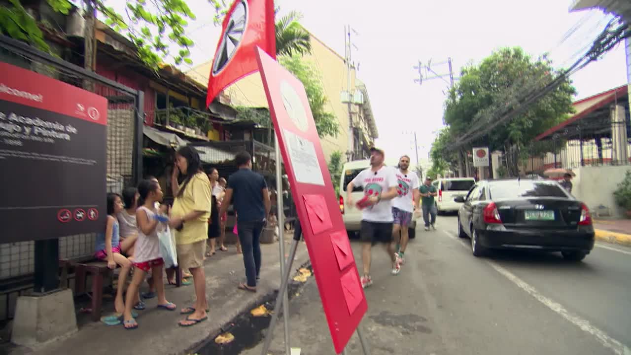 Concurenţii, sensibilizaţi p&acirc;nă la lacrimi de situaţia unor familii nevoiaşe din Manila! Alex Abagiu: "Ăsta a fost pentru mine un moment de stop race"