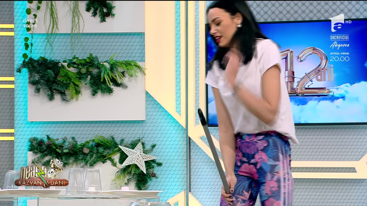 Neatza cu Răzvan și Dani. Mătura și bezeaua, un joc de &icirc;ndem&acirc;nare și precizie pentru Dorian Yates și Cosmina Adam: Moldoveanca a reușit!