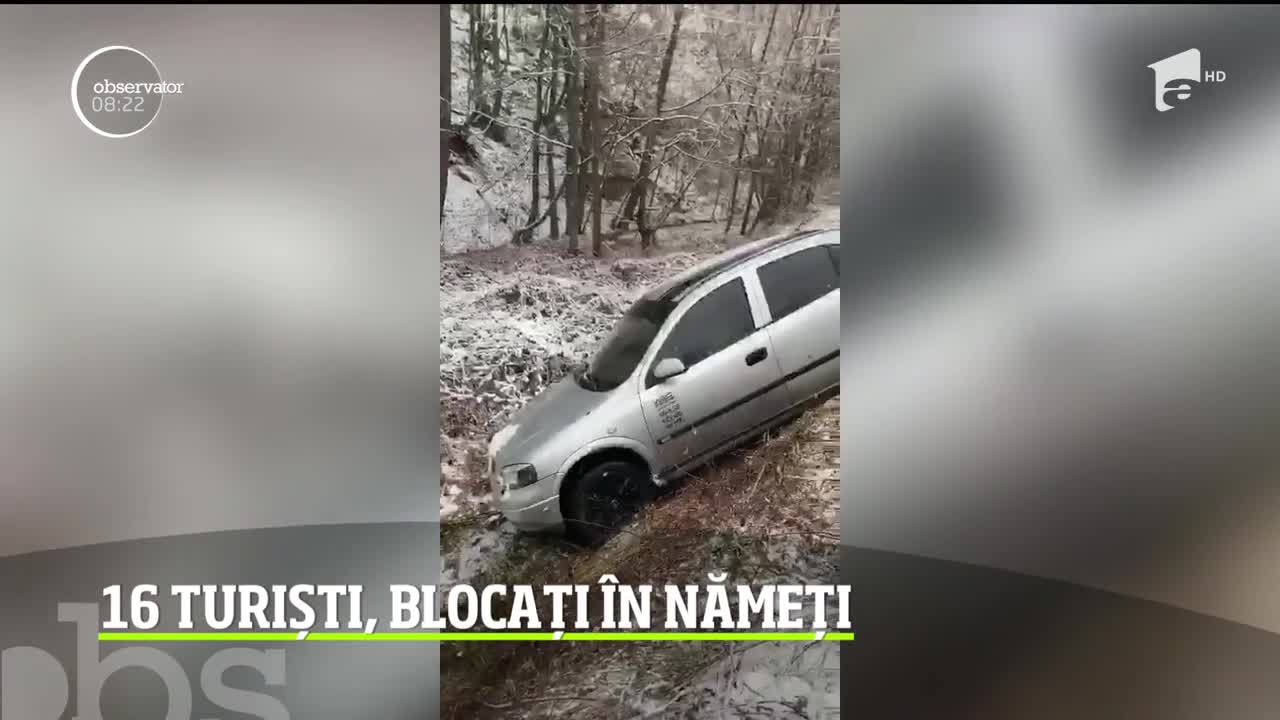 &Icirc;n Albă, 16 turişti  au rămas blocaţi cu maşinile &icirc;n zăpadă