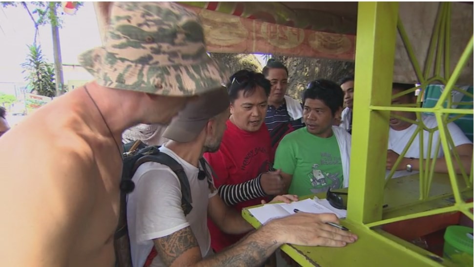 Asia Express. Concurenții sunt dați jos din mașini și puși să &icirc;nvețe un c&acirc;ntec. Florin Ristei: Simțim ură. Aș m&acirc;nca stația asta de nervi