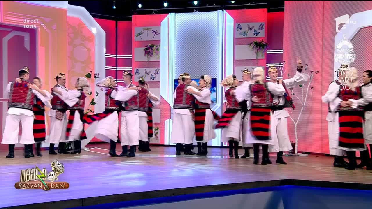 Ansamblul Folcloric Naţional "Transilvania" din Baia Mare, &icirc;n platoul de la Neatza cu Răzvan şi Dani!