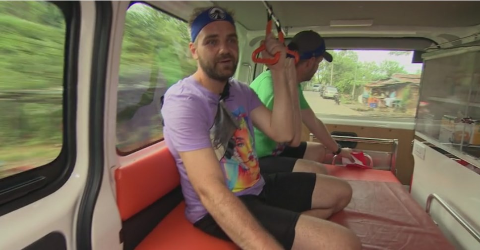 Asia Express. Alex Abagiu și Radu au ajuns &icirc;n ambulanță!: Nu s-au limitat doar la viteză, au pornit și girofarurile