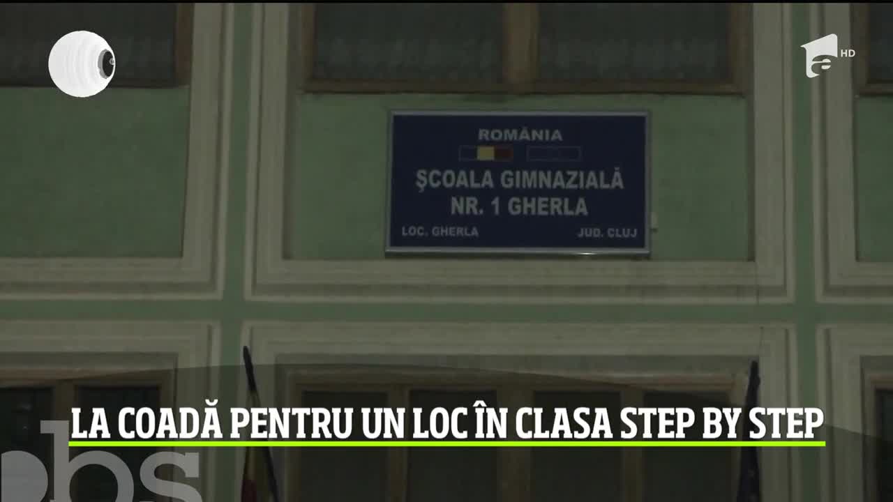 Zeci de părinţi şi bunici, la coadă pentru a-şi &icirc;nscrie copiii &icirc;n clasa step by step din Gherla