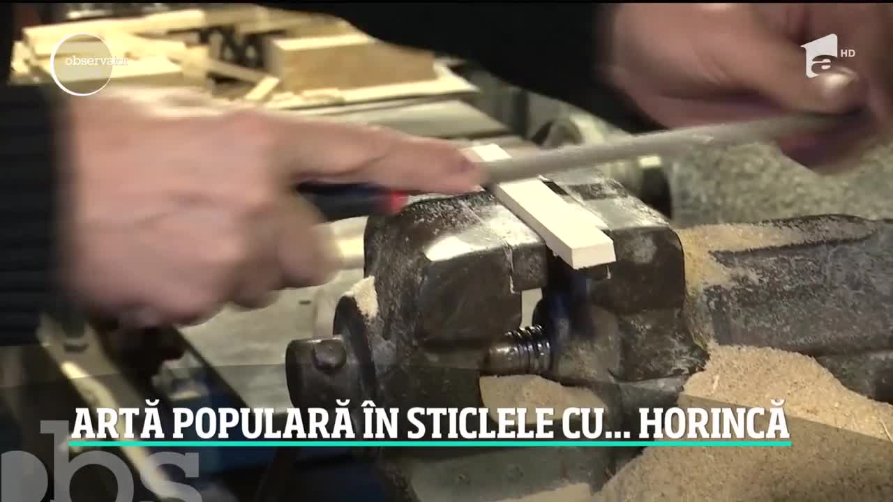 Un miner din Cavnic a fost nevoit să &icirc;și găsească o altă &icirc;ndeletnicire. Acesta realizează sticle artizanale de țuică &icirc;n care montează &icirc;n miniatură diverse motive tradiționale din Maramureş