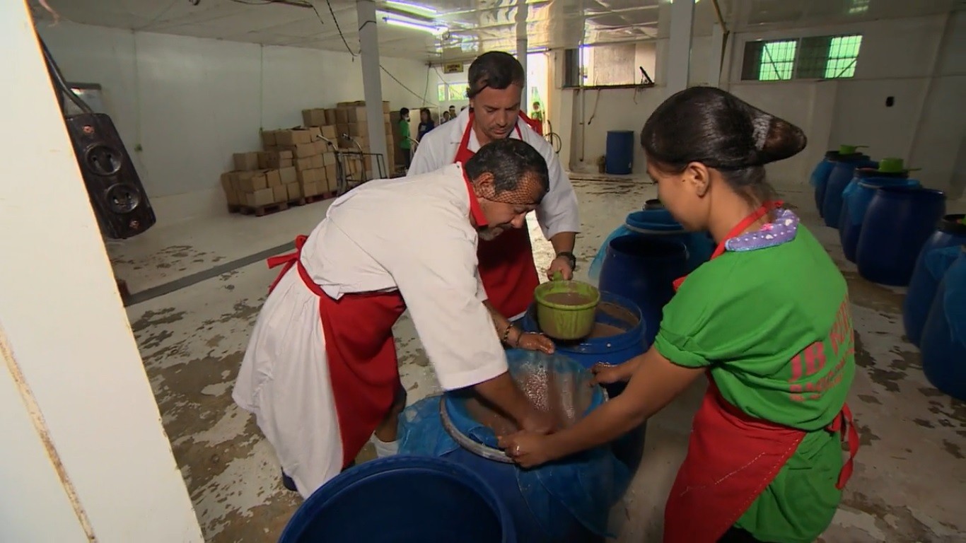 Asia Express. Simțurile concurenților o iau razna la fabrica de m&acirc;ncare: E un miros puternic de pește putrezit!