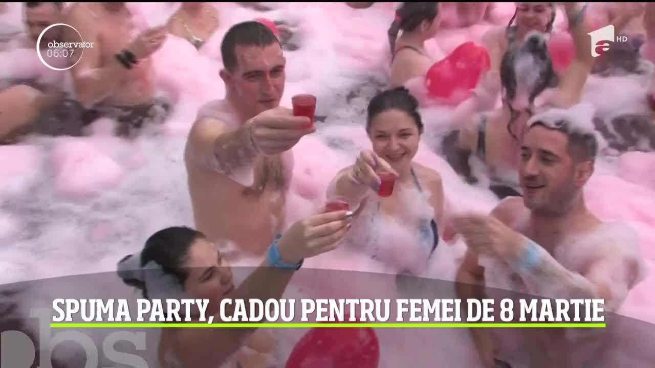 Spuma party, cadou pentru femei de 8 Martie, la piscină din Băile Felix