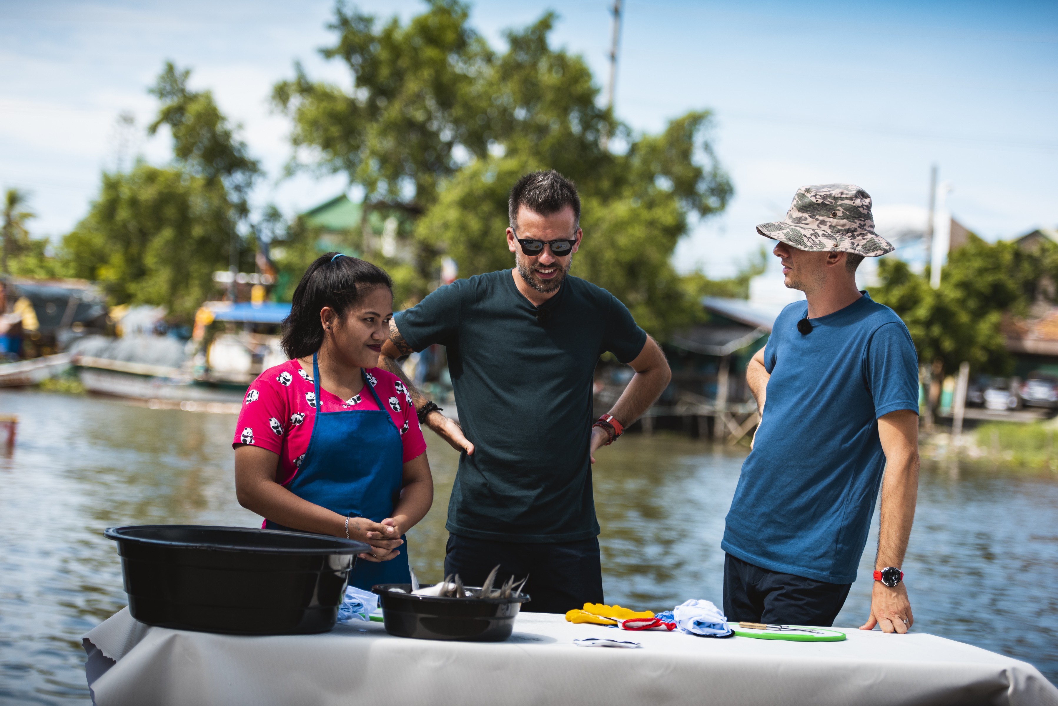 Frații Ristei, puși &icirc;n dificultate la curățatul peștelui! "Cum or fi filetat Alina şi Carmen. Cred că acasă numai asta fac"