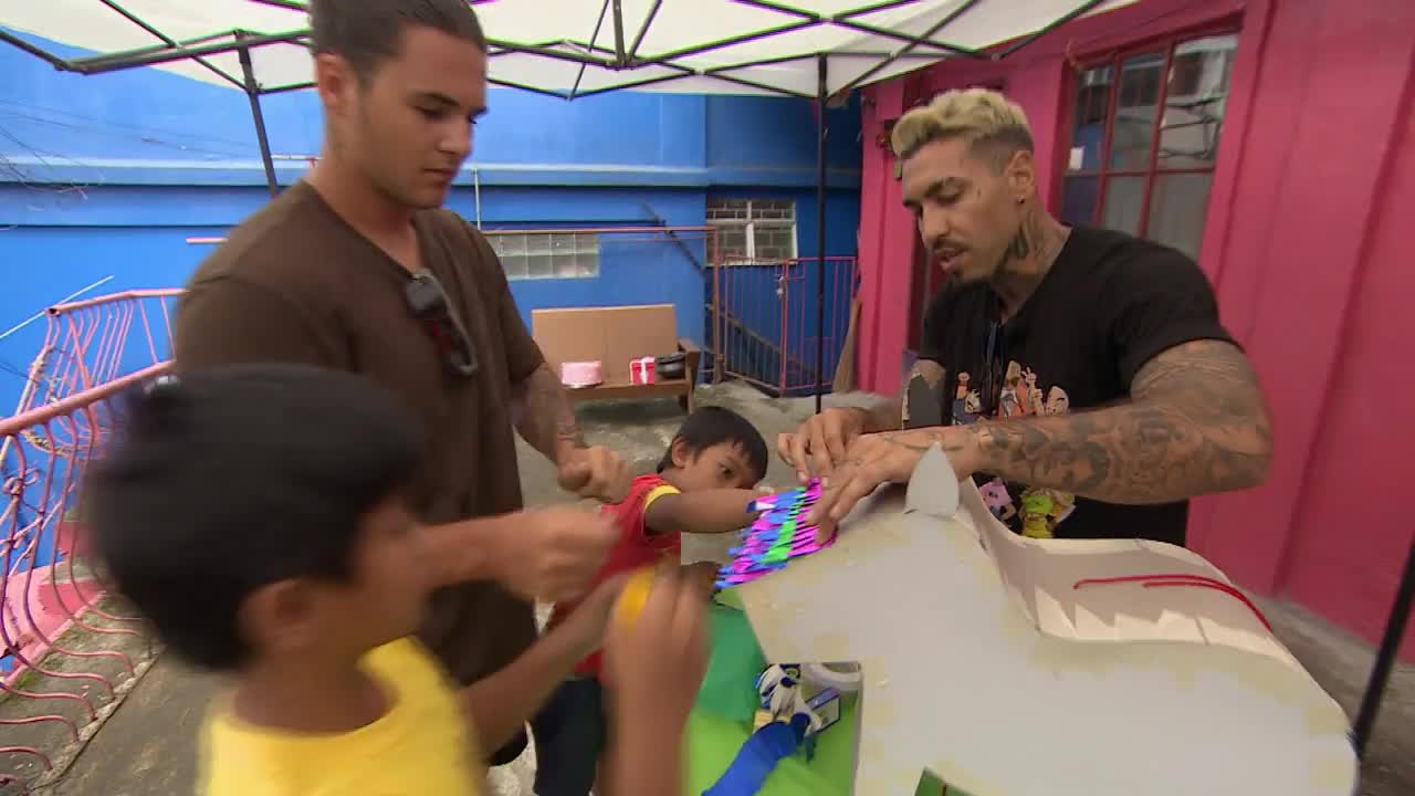 Cursa pentru ultima şansă! Concurenţii trebuie să confecţioneze o pinata!