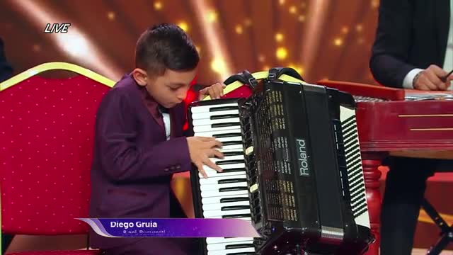 Nu poate să-și țină în brațe acordeonul, dar degetele îi merg strună. Diego i-a scos la joc pe jurații de la Next Star: ”Ce microb să ai în sânge să înveți online să cânți!”