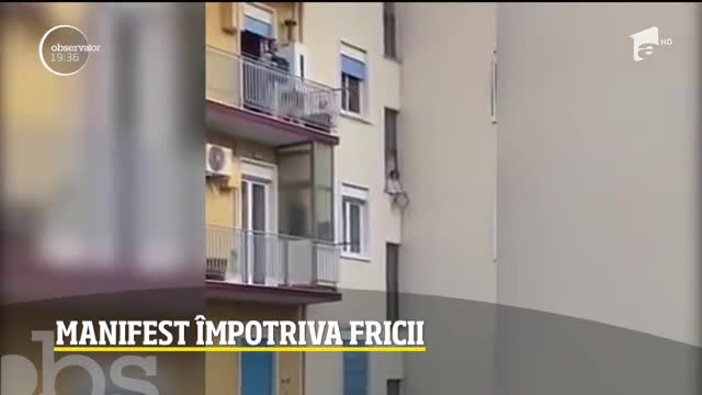 Flashmob muzical &icirc;n &icirc;ntreaga Italie, &icirc;mpotriva fricii, la balcoane!