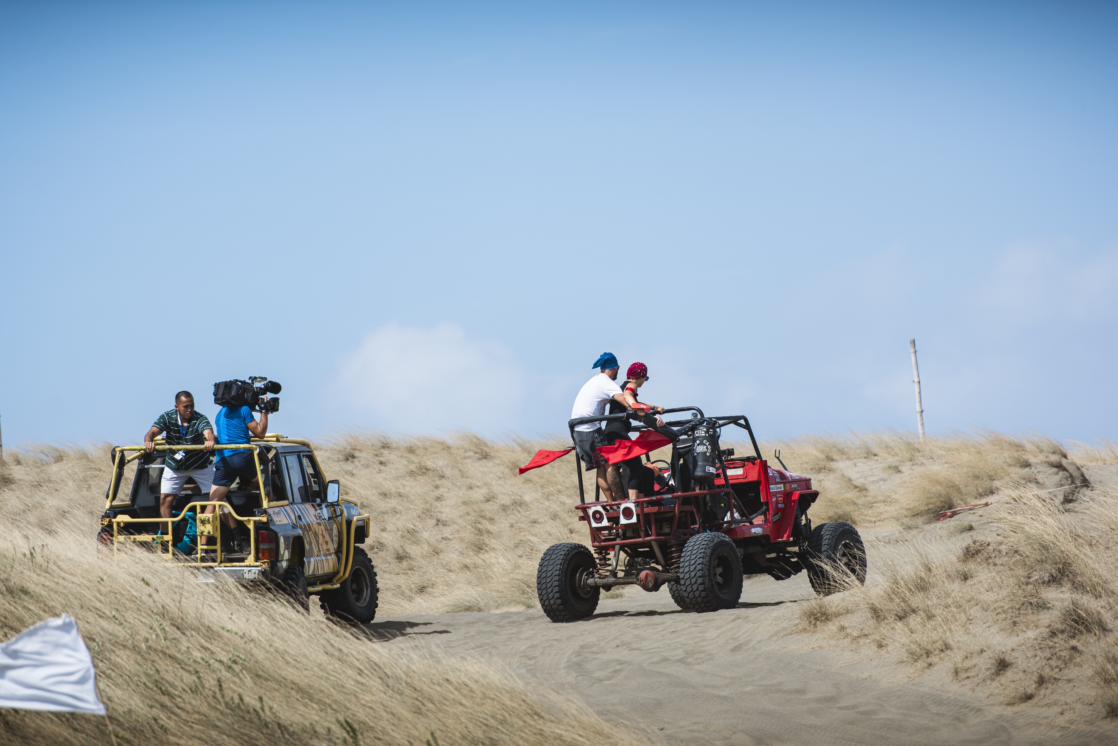 Adrenalină la Ultima Șansă de la Asia Express! Concurenții fac &icirc;ntrecere cu jeep-uri pe plajă