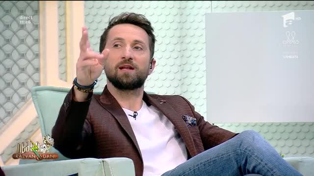 Crina Matei c&acirc;ntă melodia "Unge Leano ușa bine"