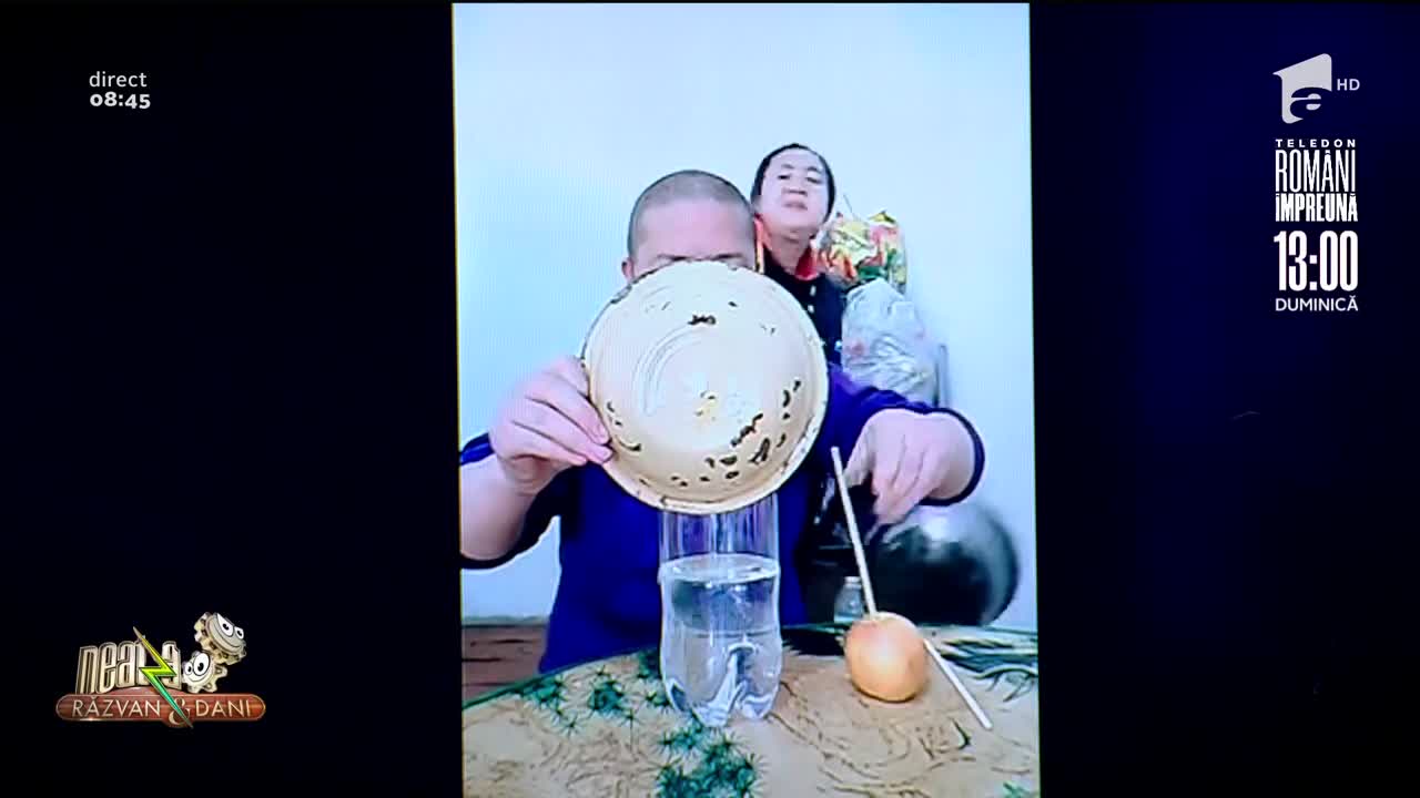 Smiley News. Număr de magie! Cum să bagi un măr &icirc;ntr-o sticlă