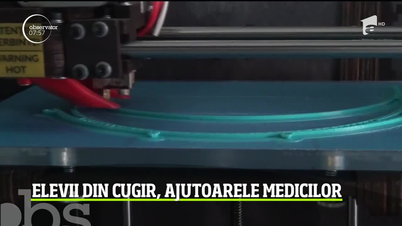 Membrii clubului de robotică din Cugir oferă sprijin medicilor din oraş