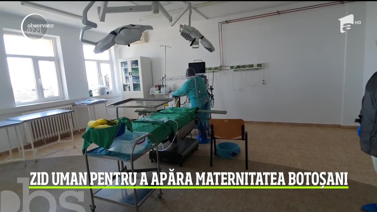 Angajaţii Maternităţii din Botoşani au făcut zid uman &icirc;n jurul spitalului. Oamenii nu vor ca unitatea medicală să devină centru pentru tratarea Covid-19