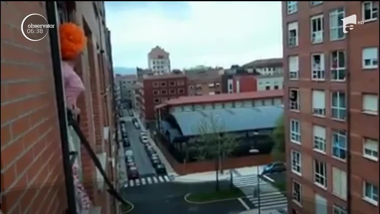 Mai mulți spanioli şi-au dat &icirc;nt&acirc;lnire la ferestre, unde au c&acirc;ntat piesa trupei Queen, I Want To Break Free