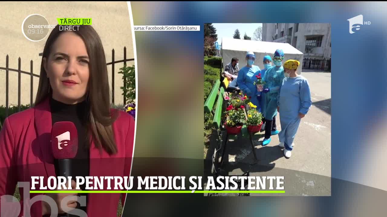 Un t&acirc;năr din Gorj le-a dus flori medicilor şi asistentelor de la spitalul din T&acirc;rgu Jiu