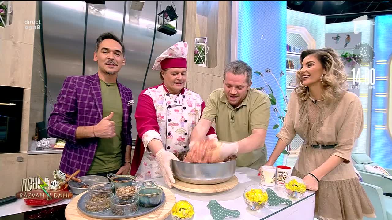 Vlăduţ şi Cătălin Oprişan şi-au unit forţele &icirc;n bucătărie şi au făcut "mici de casă" - după o reţetă proprie!