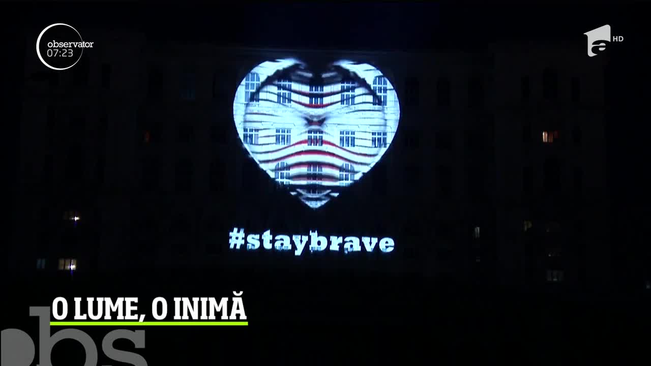 Faţada Palatului Parlamentului, iluminată de creaţiile a zeci de artişti din toată lumea