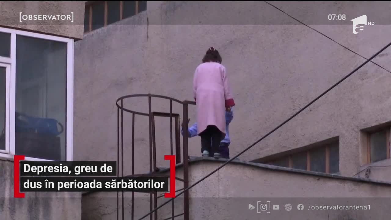 O t&acirc;nără din V&acirc;lcea a &icirc;ncercat să &icirc;şi pună capăt zilelor, după ce s-a urcat pe o clădire