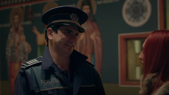 Flori l-a făcut pe polițistul Sică să leșine, la picioarele ei, în ultimul episod din „Mangalița”, sezonul 2! „Poate că ce-mi trebuie mie e în altă parte!” VIDEO
